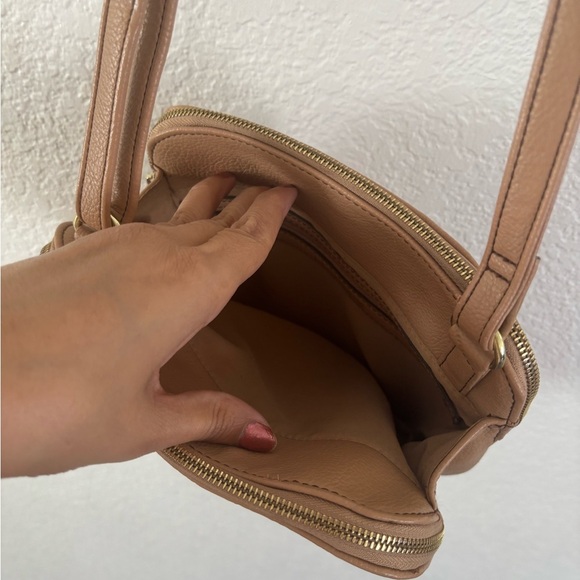 Elegant Tan Crossbody Bag - Picture 4 of 8